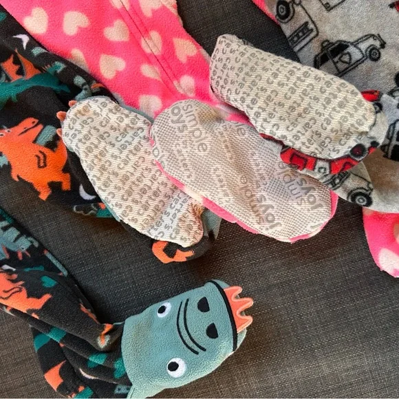 Three pairs of fleece footies from Carters. Size 18 months - Picture 5 of 6